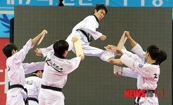 [인천AG]격파시범 보이는 국가대표 태권도 시범단