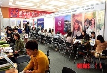 영국유학 상담받는 학생들
