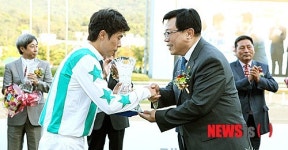 우승컵 전달하는 이동필 농림축산식품부 장관