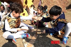신석기시대 불피우기 체험하는 어린이들