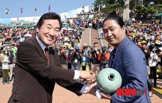 악수하는 김한민 감독