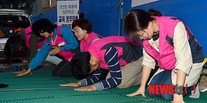 108배 하는 전국학교비정규직노동조합 회원들