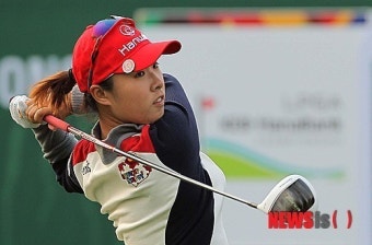 티샷하는 강혜지