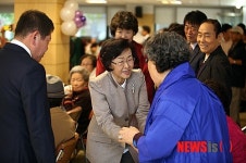 어르신과 인사하는 신연희 구청장