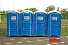 美 고속도로서 간이 화장실 실은 트럭 전복돼 변기 소독약 냄새 진동