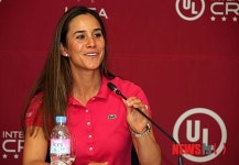 밝은 표정으로 기자회견하는 아자하라 뮤노즈