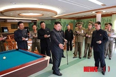 北김정은, 왼쪽다리 상태 호전되는 듯