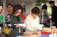 책 살펴보는 주민들