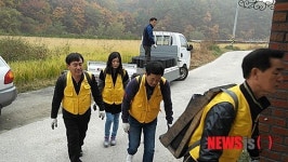 연탄짊어진 경찰들…강원경찰청, 연탄봉사 나서