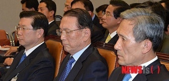 [2014국감] 의원질의 경청하는 김관진, 김기춘, 박종준