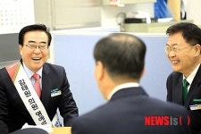 대화하는 김태원 의원