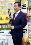 야구방망이 선물 받은 박원순 시장