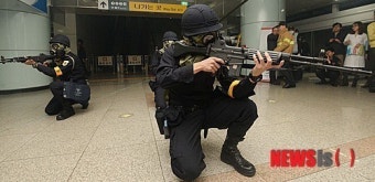 역사 방호하는 경찰특공대