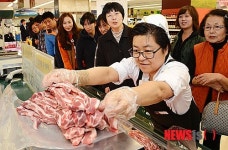 연중 최저가 수준인 990원(100g)에 판매하는 삼겹살 드세요