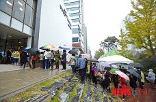 창원 더샵 센트럴파크 모델하우스 입장하는 고객들