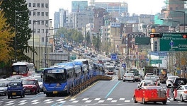 충정로 중앙버스전용차로 개통, 오가는 버스들