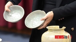 유물 보여주는 연구원