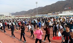 플래쉬몹 공연 펼치는 전곡중학교 학생들