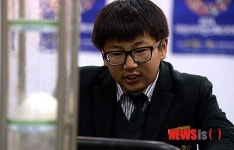 과학체험 해보는 학생