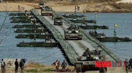 부교 건너는 군 장비들