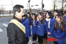 수험생 격려하는 이영우 경북도교육감