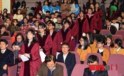 법복 입으니 의젓해졌네