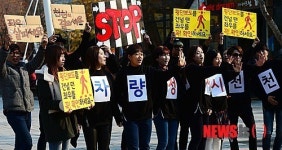 횡단보도 천천히 좌우를 살피고!