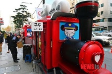 캐릭터 뿌까로 꾸며진 구두수선대
