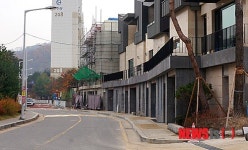 성화초 반발 사고 있는 주택단지 진출입로