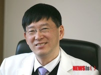 뉴시스와 인터뷰하는 주진형 강원대학교병원 원장