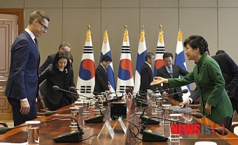 핀란드 총리 접견하는 박 대통령