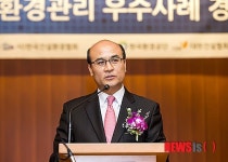 축사하는 정연만 차관