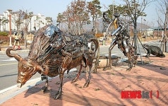 정크아트로 탄생한 황소와 두꺼비