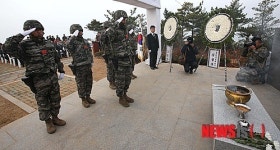 헌화 및 분향하는 연평부대장