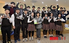 게임고 학생들과 기념촬영하는 박 대통령