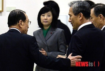 회의 전 대화하는 김기춘 비서실장과 김관진 국가안보실장