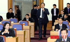 강의실 들어서는 김무성 대표