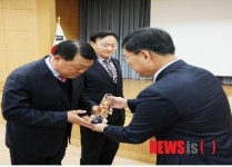 진주축협, 축산물 판매 300억원 달성탑 수상