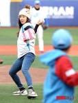 자선 야구대회 시구하는 하지원