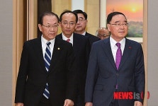 국무회의 참석하는 정홍원-황우여