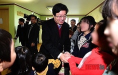 아동 보호시설 찾은 염태영 수원시장