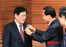 사랑의열매 배지 받는 최경횐 부총리
