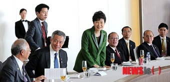 아세안 정상들과 오찬 하는 박근혜 대통령