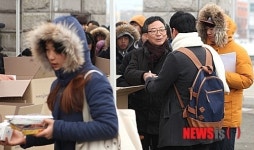 밥 먹고 공부하자…교통대 총장 도시락 800개 쐈다