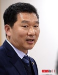 인사말 하는 신정훈 의원