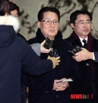 김정일 3주기 조화 전달하고 돌아온 박지원 의원