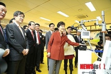 포스코 창초경제 혁신센터 방문한 박근혜 대통