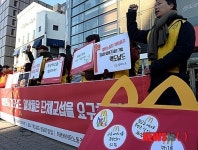 기자회견 하는 알바노조