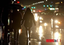 택시 찾아 도로 위로 나서는 시민들