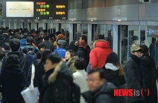 지하철 9호선 10여분 운행중단…출근길 승객 불편